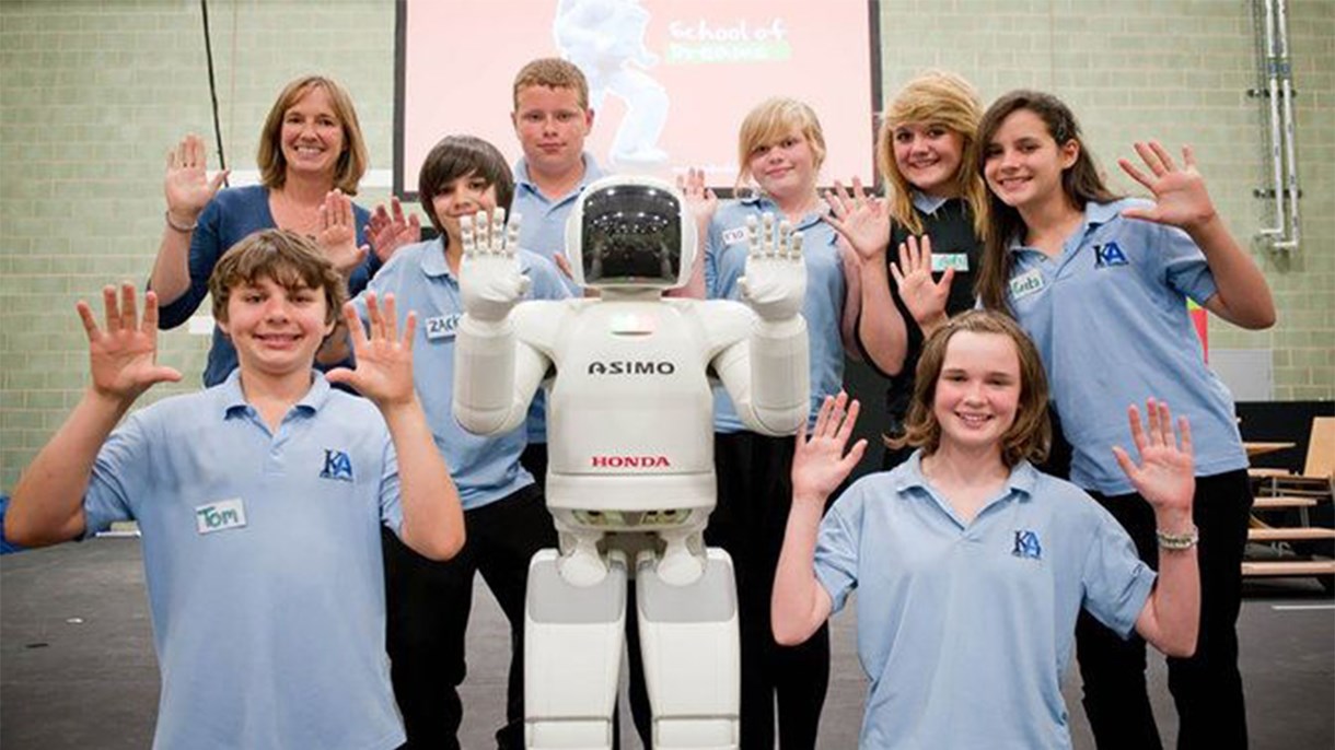 Huomisen unelmoijat – ASIMO viihdyttää Hondan School of Dreams -koulussa vierailevia oppilaita Swindonissa.